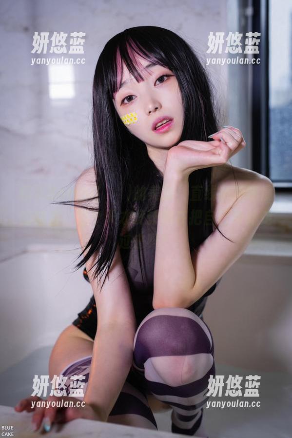 精选Bambi(밤비)的美腿，直线条和弯度的结合，是个天才设计师在把自己身体走过来吗？
