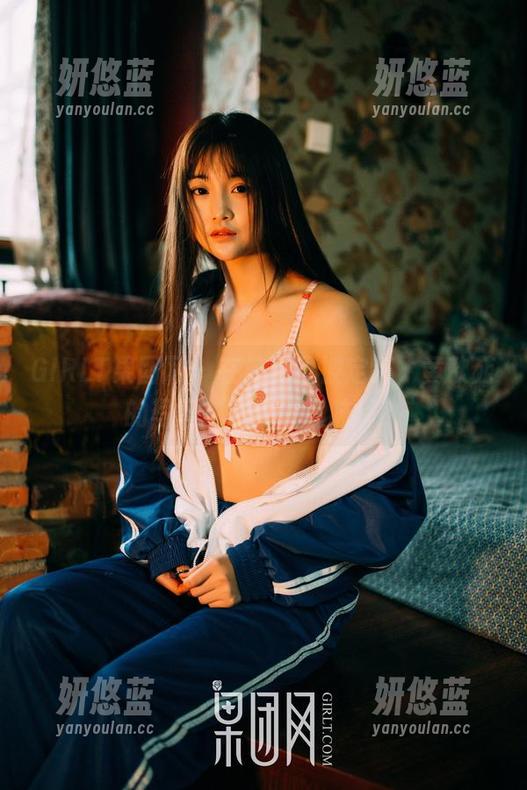 GIRLT果团网 - 在校园里被定制，黄歆苑的写真拍出特别的味道？