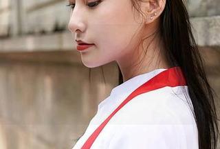 MiiTao蜜桃社 – 玛丽Mary的泳衣写真：与其说在游泳，不如说在水中与构图交融！