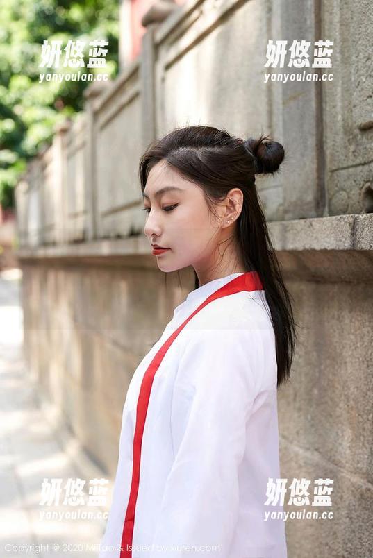 MiiTao蜜桃社 - 玛丽Mary的泳衣写真：与其说在游泳，不如说在水中与构图交融！