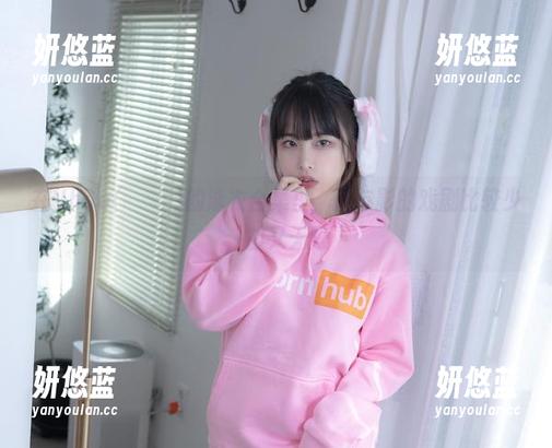 在Uhye(이유혜)的泳衣合集里，光与影的戏剧比较少，却又无限