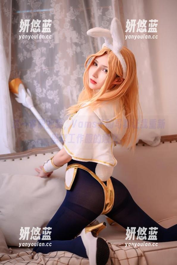 这一套职业装，Vams子的写真让我重新思考工作服的意义。