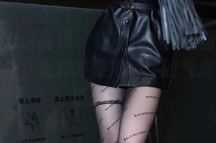 XIAOYU语画界 – 程程程最新美图合集：看那皮裙，怎样才能把娇柔的气息演绎得更chic？
