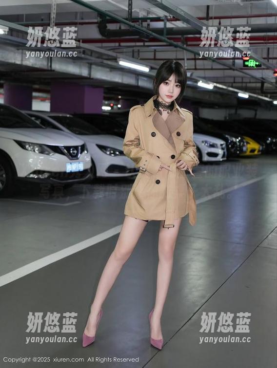Xiuren秀人网 - 认真看陆萱萱的职业装写真，下载时别让你的桌子太乱。