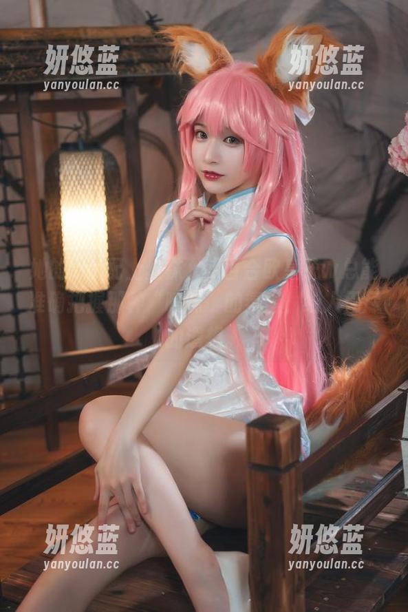 她的cos配上丝袜，w百合欧皇子w总能准确把握那种“暧昧”的氛围，给人无尽的遐想。