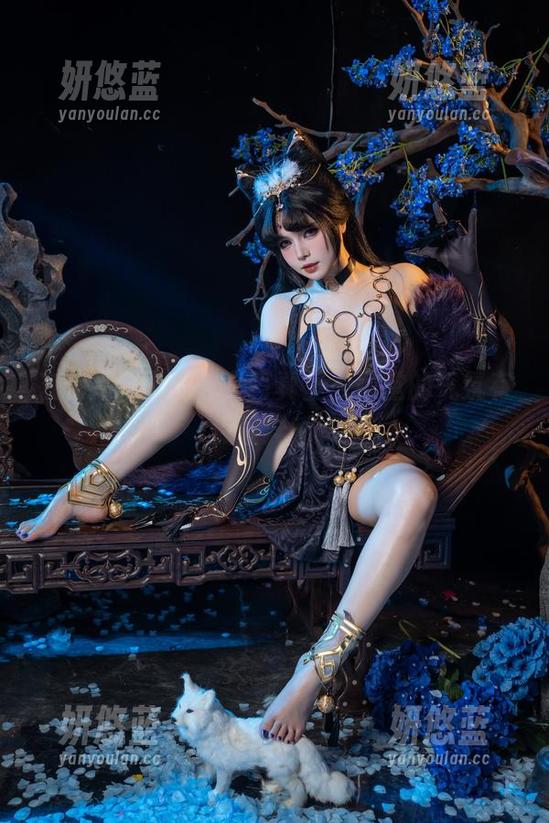 七月喵子 在七月喵子的修女写真里,教堂的气氛有点怪异哦?