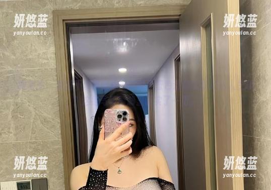 不爱笑的赛琳 微密圈 - 难道不爱笑的赛琳试图用蓝色连体比基尼让人生畏?这组写真图册里证实了一切。