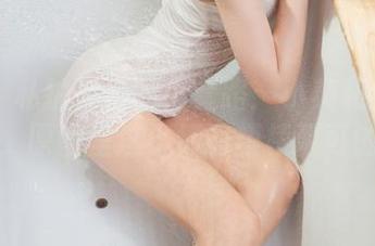 丽柜 – 私拍背后的小套路：小爽和她的美仆，原图里这小情调模棱两可的呀