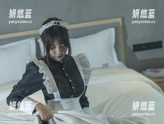 今汐的OL制服有种无圣光的别致，每一幅作品都透着细腻的迷离感。