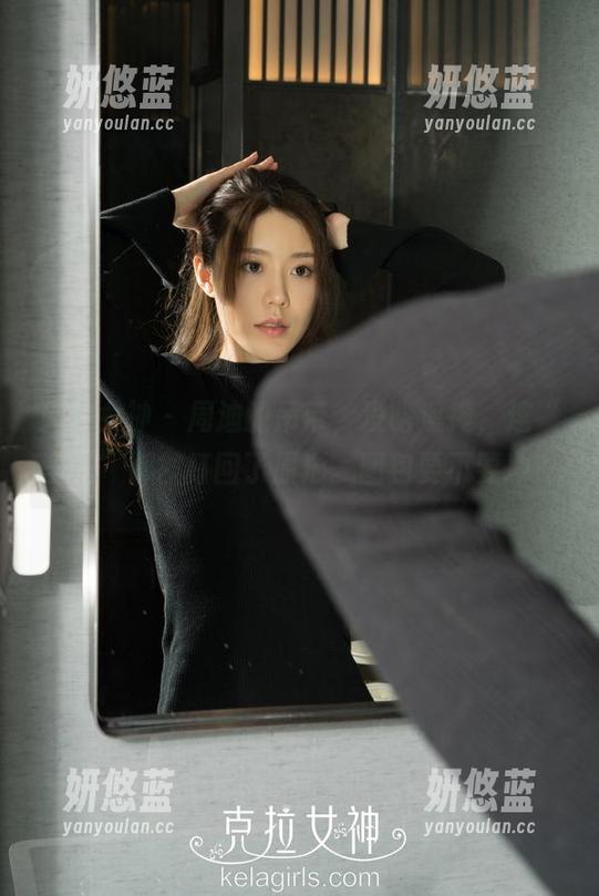 克拉女神-周迪 克拉女神 - 周迪的吊带,没啥遮掩,连“圣光”都被打回了原形。图包要不要冲?
