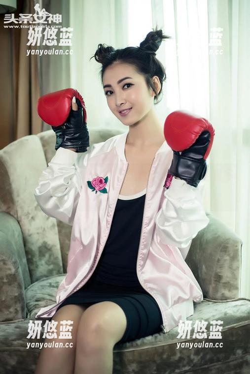 头条女神-周思超 头条女神 - 海边的周思超,图库里能看多少波浪?