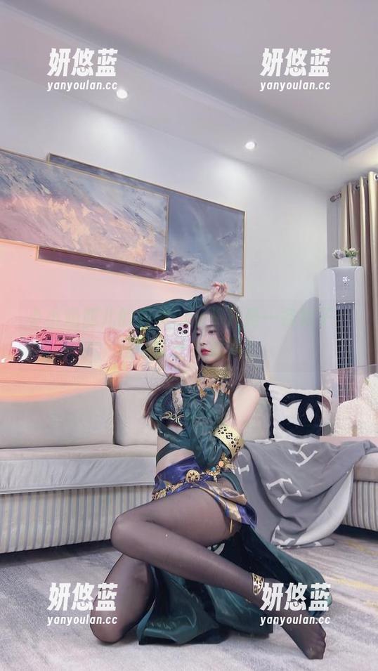 小小奶瓶儿 小小奶瓶儿的白裙cos不只是一条裙子,还可能是个故事!
