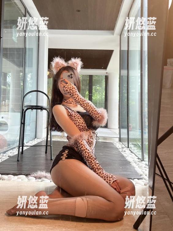 微密圈 - 套图呈现的小玉吃果冻兔女郎，毫无滤镜，活得真实又有趣！
