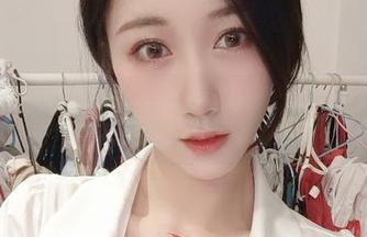 微密圈 – 不用犹豫，这套免费套图让你一步步靠近小玉吃果冻的美腿和玉足！