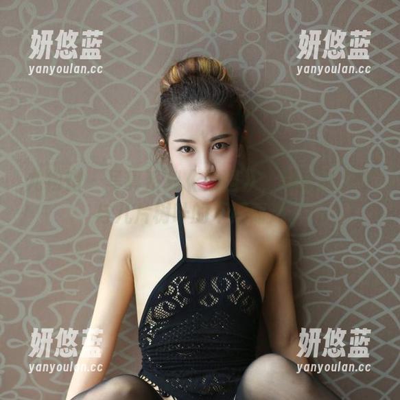 尤物馆 - 写真系列《校园》，邂逅俞夕梦与几片树叶的不期而遇。