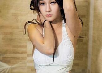 推女郎 – 易阳驾驭牛仔裤的独门秘籍：仅需这件作品和强大的资源，你也能成为焦点！