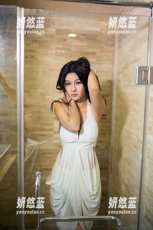 推女郎 - 易阳驾驭牛仔裤的独门秘籍：仅需这件作品和强大的资源，你也能成为焦点！