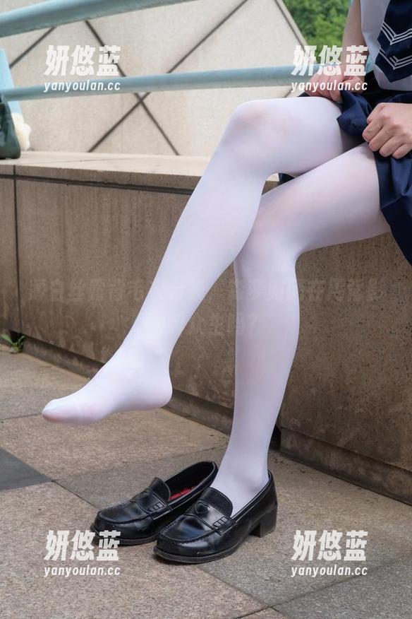 森萝财团 薄白丝露背毛衣合集,森萝财团在用背影陶醉众生吗?