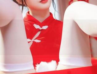 清水由乃终于放下了大衣，图集中只剩这件白色毛衣，却透着深意