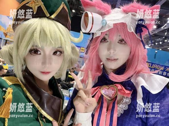 微凉的眼神与眼镜，狐玖玖的套图轻松引爆你的注意力