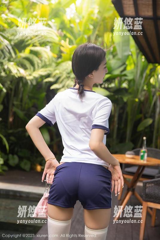 秀人网 - 赵惟依coco夏日高清图库，居然还有这种操作，让我从沙发上直接转入水边？