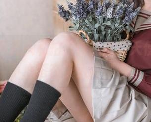 秋楚楚不秃头私拍，作品里的天使就像不小心落在了人间那样。