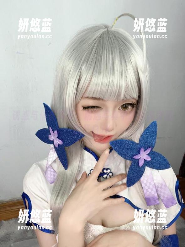 趴趴捣蛋陌 诱惑与俏皮共存:精选写真中趴趴捣蛋陌的红白JK