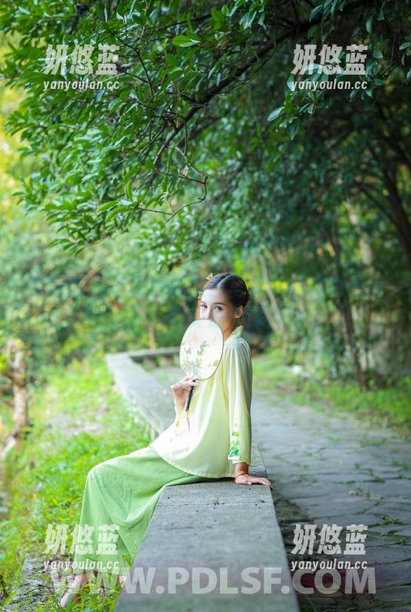 轰趴猫 - 陈雅漫的黑白写真：你以为是简单，其实是个深井