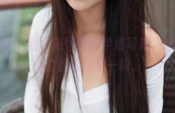 青豆客 – 看着施忆佳的学姐写真，好像课间偷偷瞄到的一瞬。