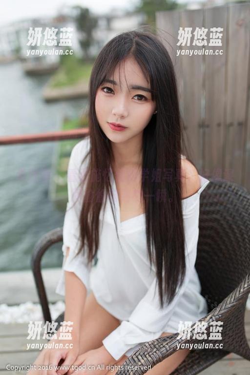 青豆客 - 看着施忆佳的学姐写真，好像课间偷偷瞄到的一瞬。