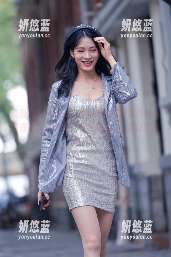 魔镜街拍 - 等等，艾小青的超短裙肉丝写真在哪？这个图包得仔细品味，别让它溜走了！